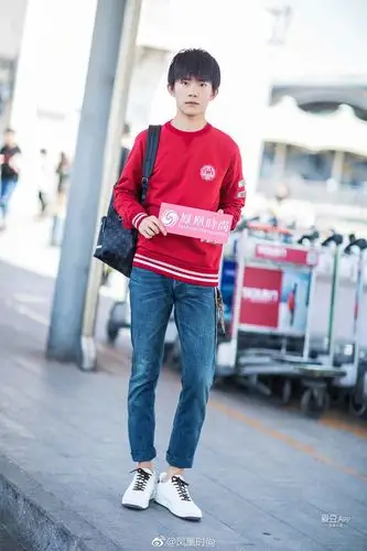tfboys新闻170510时尚街拍大片来袭易烊千玺红色卫衣亮眼休闲