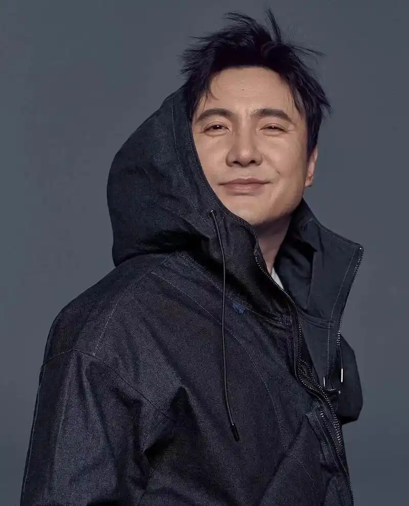 对沈腾就是这么的双标!节目中抢关晓彤帽子挡水没挨骂反成笑点?