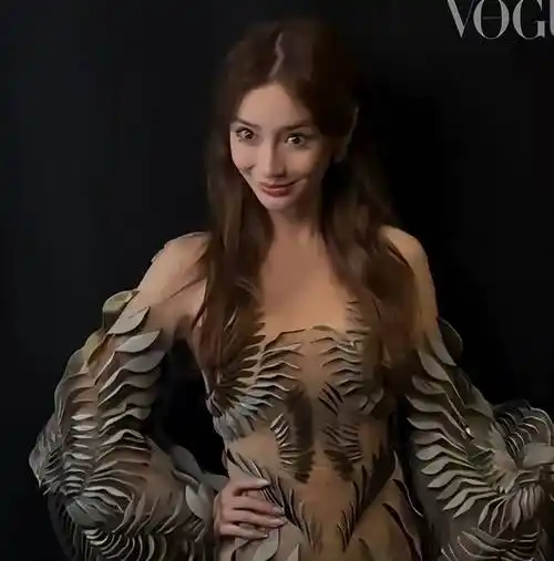 杨颖巴黎看秀"翻车"!过季高定救不了场,生图暴露僵硬表情!