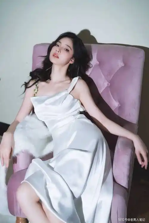 赵粤白色浪漫大片上线,一袭白色露背长裙,柔美轻盈浪漫吸睛_时尚_姐姐