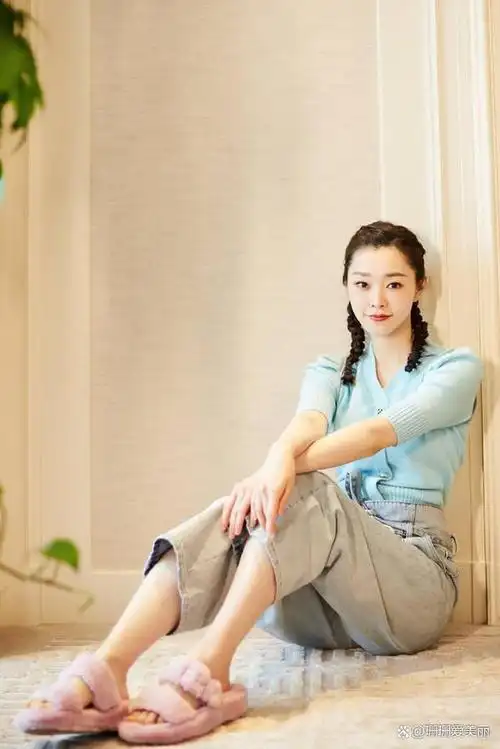 以偶像宋轶为例,我们不仅仅应该局限于对她在影视剧中的表演,更应该