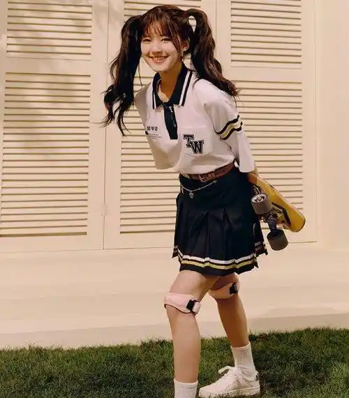 赵露思玩滑板穿学生装,双马尾粉护膝成亮点,风格单纯又可爱_校服_校园