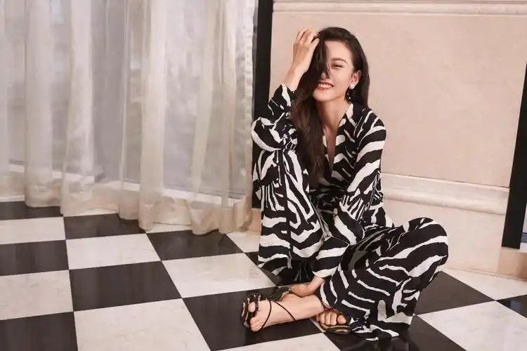 宋祖儿再添国际代言 时尚少女晒"柠檬味"穿搭_手机新浪网