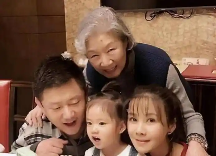 吕中儿媳何琳:亚洲第一个艾美奖影后,事业巅峰息影照顾4位老人_吕兵