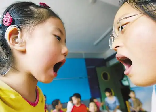 "昨天,省残疾儿童康复中心教室里,聋哑儿童阮艳红用不太标准的发音对