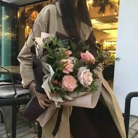 女生手捧鲜花头像