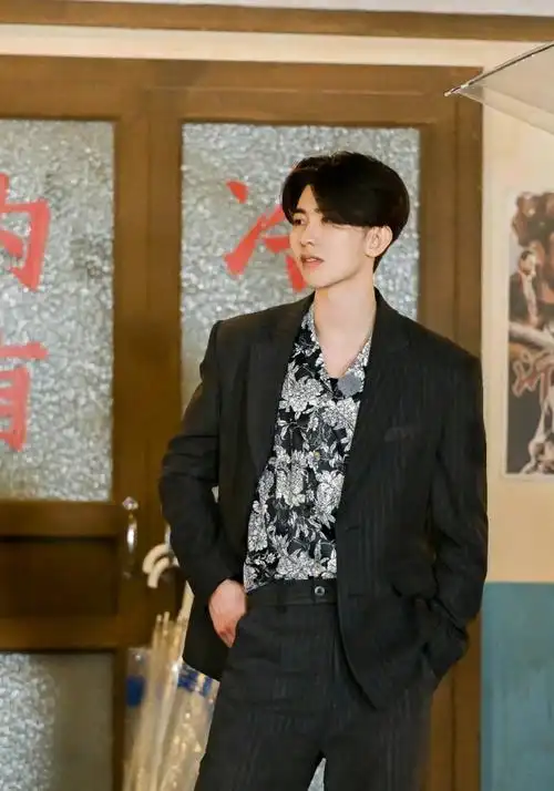 蔡徐坤奔跑吧复古花衬衫造型