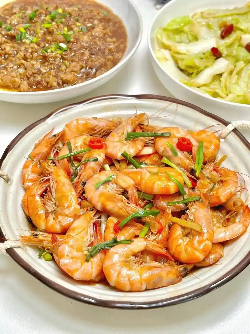 油焖大虾这样做!好吃到连壳都没放过 咬一口!浓郁的酱汁包裹着 - 抖音