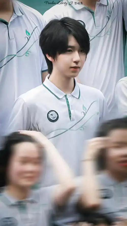 照#即将成年的17岁限定92@时代少年团-贺峻霖去学校拍毕业照了耶!