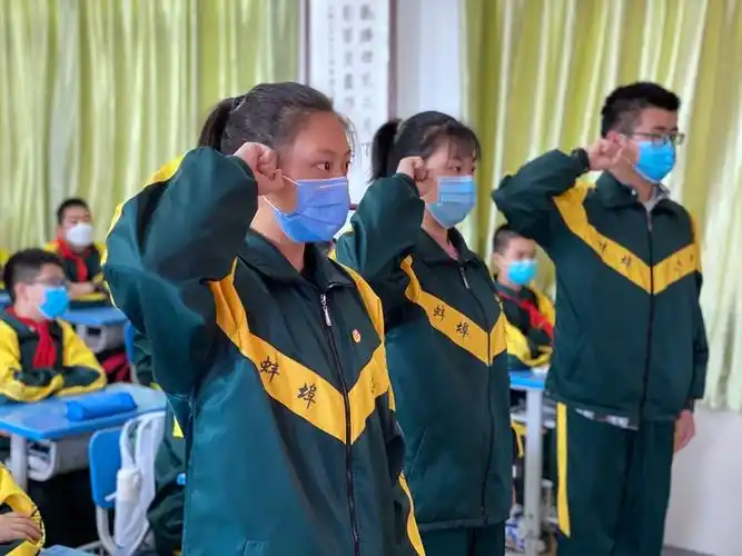 "——蚌埠六中开展新团员入团宣誓仪式