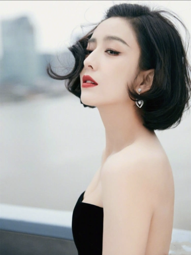 佟丽娅发型选对了微卷短发配刺绣裙简约清爽36岁还有少女样