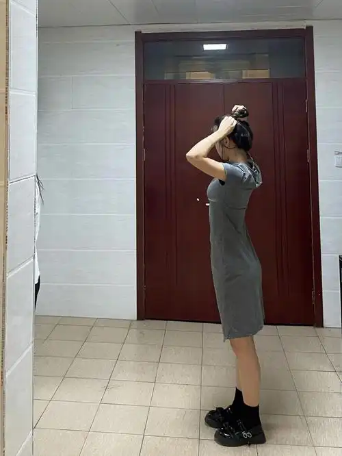 11566手放在头上 挺直腰板 侧面站立 避免没有动作的尴尬 同时