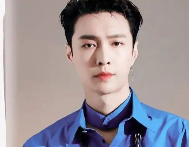 张艺兴录极挑涂了多少发胶被浇完水后秒成大背头帅成霸道总裁