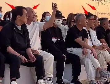 孙红雷和小15岁娇妻现身活动搂腰合影恩爱十足与成龙牵手拥抱