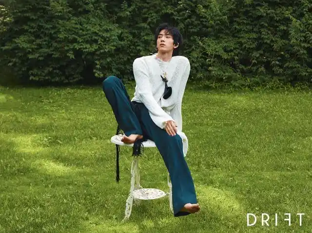 井柏然drift夏季新刊特辑大片,在草地上光脚的肆意少年