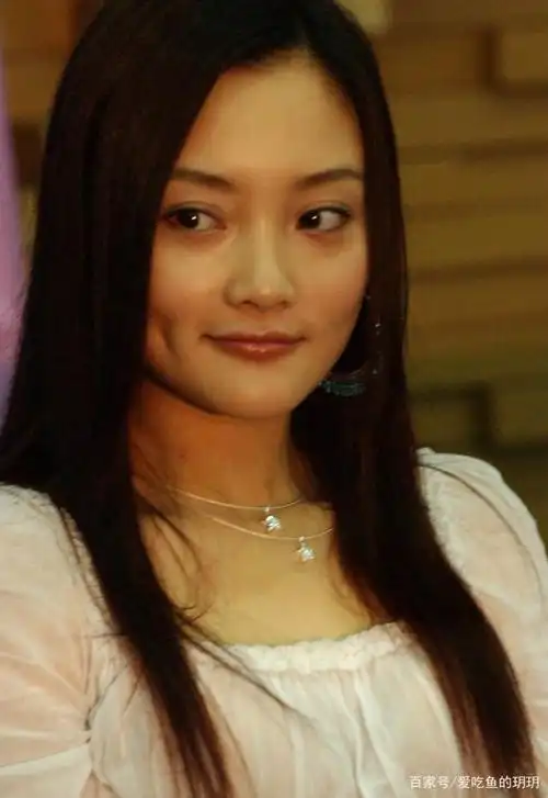 女神李小璐气质不凡,图7的坐姿很淑女!