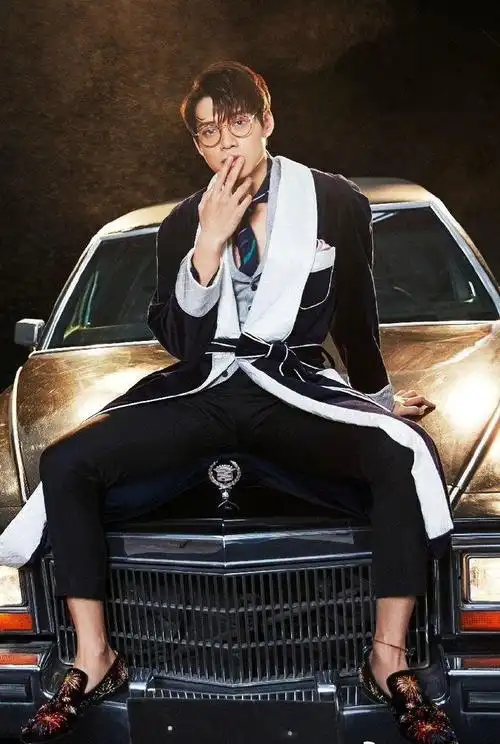 魏大勋的脚踝好苏好好看啊!还有脚踝上的小红绳