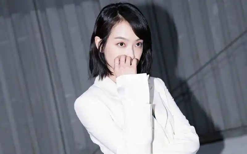 宋茜慵懒短发高清桌面壁纸