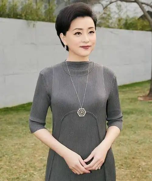 看了54岁杨澜的打扮才懂:穿衣要穿套装,裙不配运动鞋,更优雅