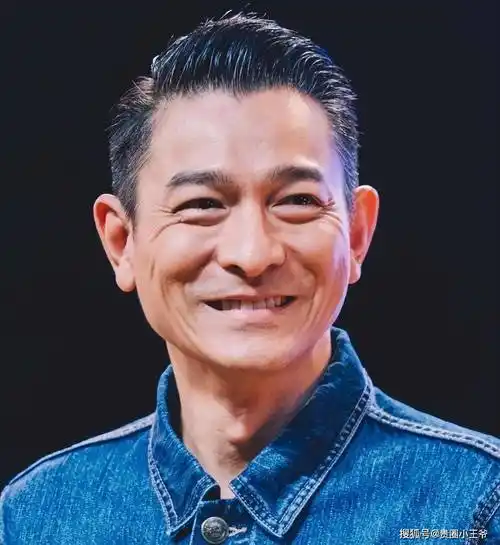 原创62岁刘德华近照老态龙钟满头白发啤酒肚抢镜天王也老了