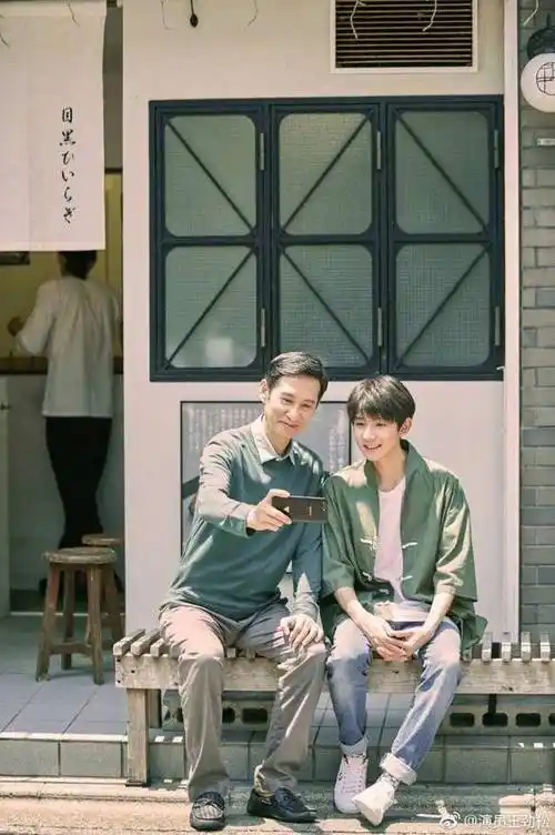 王源和王劲松是真父子,这5张自拍的角度简直一模一样