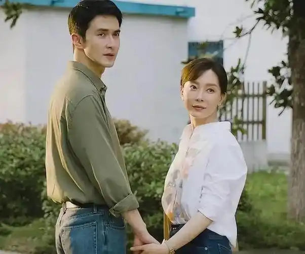 光陈数演情侣,23公分的身高差真不适合背后抱,好尴尬啊|姐弟恋|马伊琍