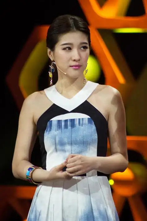 主持人悦悦现场卖萌搜狐娱乐讯 近日,因北京卫视王牌栏目《养生堂》而