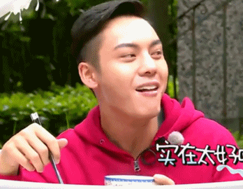 陈伟霆吃饭卖萌实在太好吃了gif动图_动态图_表情包下载_soogif