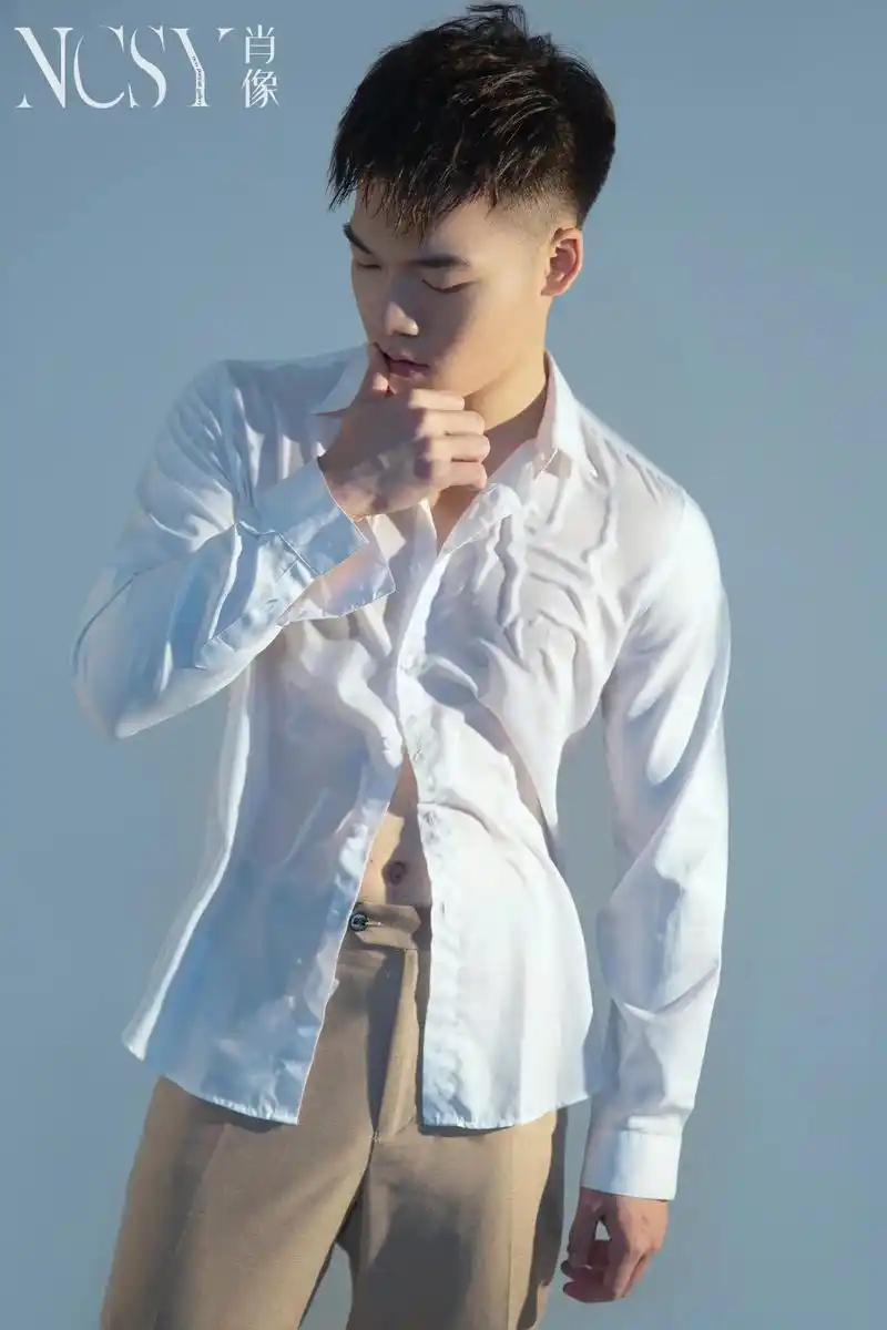 每个男人的衣橱里都应该有件白衬衫.#男生写真 #客片分享 # - 抖音