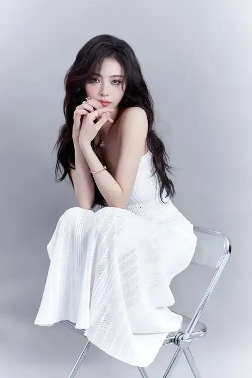 许佳琪超话02@许佳琪kiki    #许佳琪的秀场日记#  长发披肩,似你