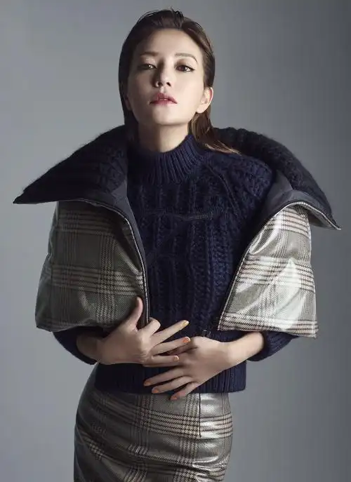 赵薇登《品prestige》双版本封面 简约质感优雅至极