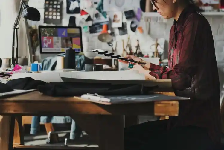 在生产车间工作的时装设计师的侧视图