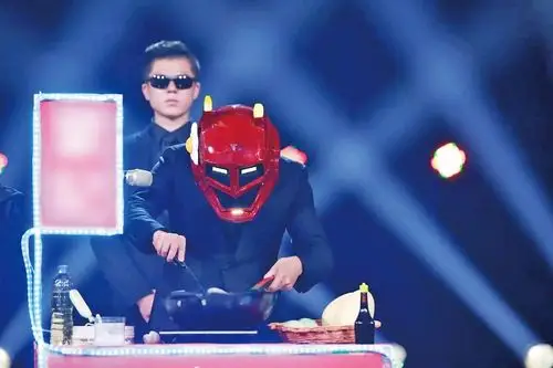 天王黎明 化身「煎蛋侠」蒙面唱歌