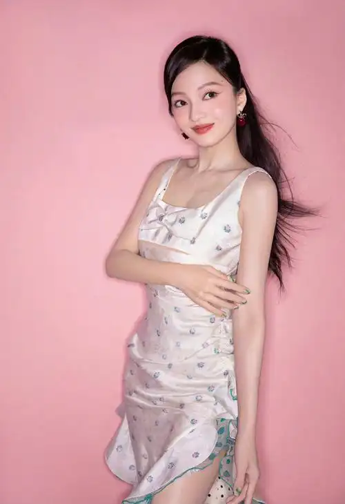 张韶涵甜美芭比少女一身粉红色少女心玫瑰连衣裙甜美可爱