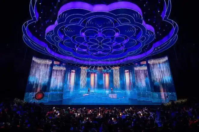 舞台顶部那巨大的花形装置,其创意来源就是距今6000年至4800年前