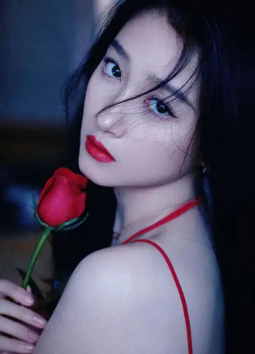 关晓彤开衩红裙