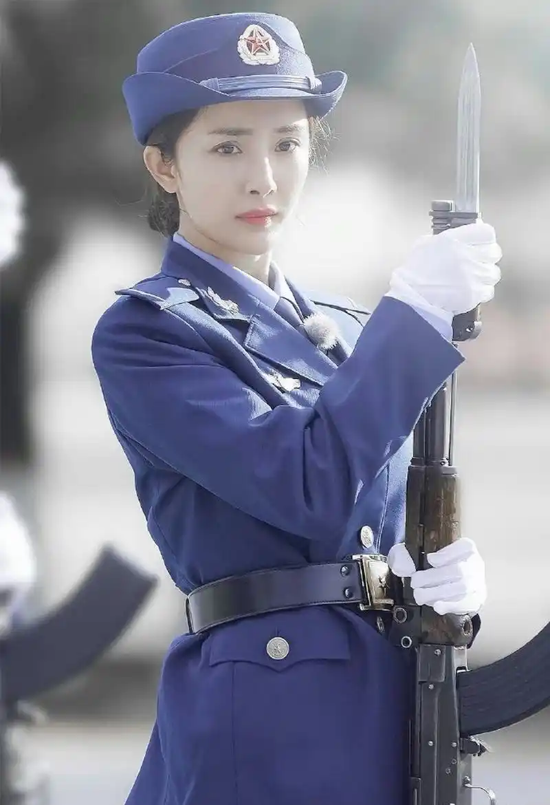 看完真正男子汉真的很难不爱上杨幂,穿上军装的杨幂真的好好看!