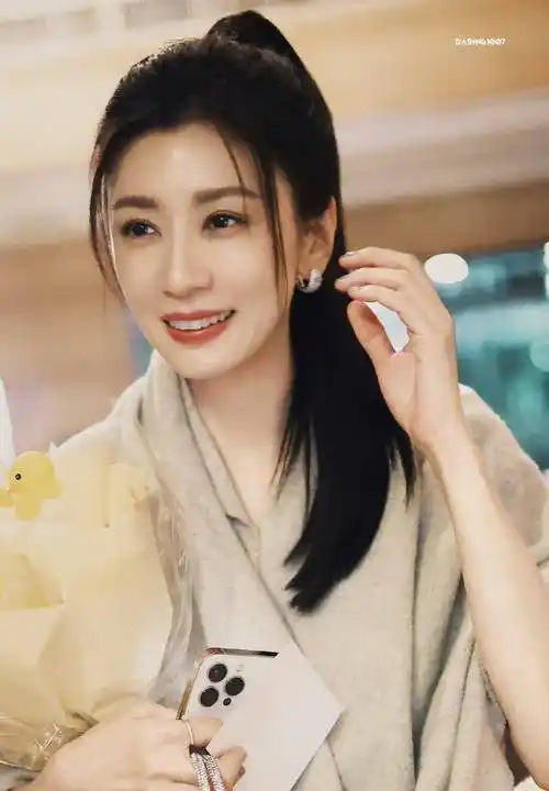 48岁贾静雯登上美国《浪姐》热搜!高马尾太嫩了,身材超火辣