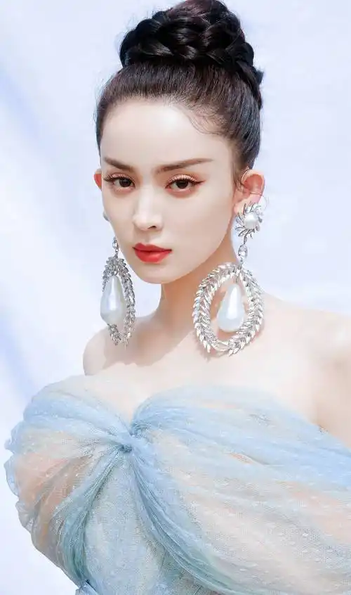 古力娜扎薄纱怼脸直拍性感写真_长发_包包_披肩