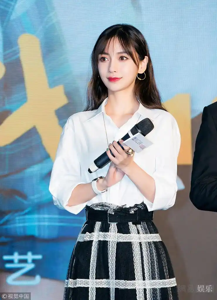 angelababy空气刘海似少女 白衬衫清纯可人