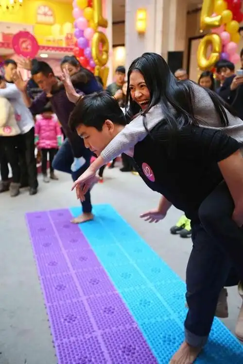 南通:情人节"背老婆"踩指压板欢乐多