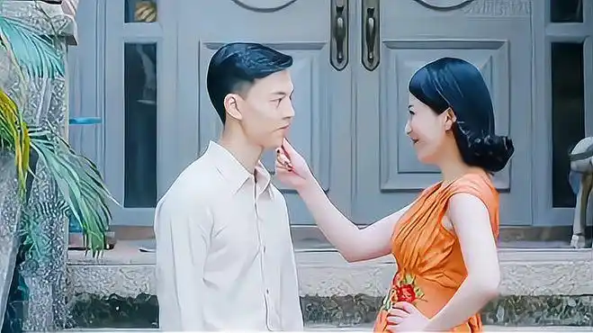 富婆喜欢小鲜肉,不仅给小鲜肉买车,还供他上大学-影视综视频-搜狐视频