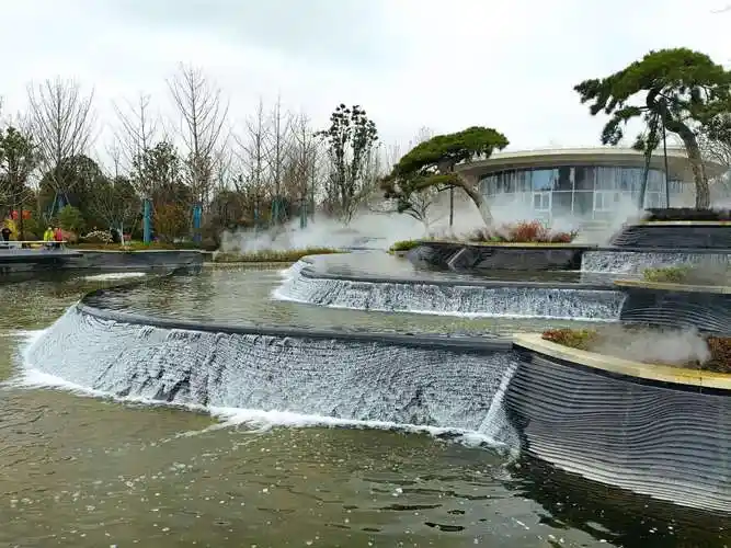 杭州丰收湖公园以微湖水景为主题,经过精心布局,雕凿,在开园一年后