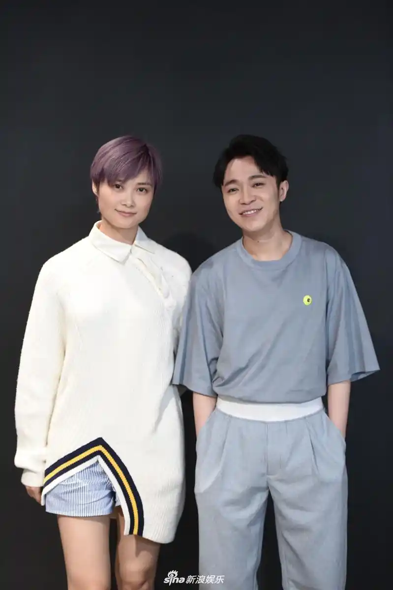 组图:李宇春吴青峰同框聊新歌 自侃"没人会在520发这首歌"