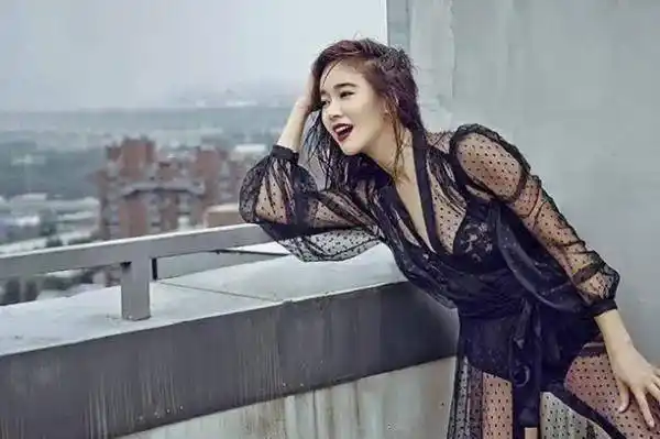 不得不说,她真的很厉害,如今43岁的左小青凭借《乘风破浪的姐姐》成功