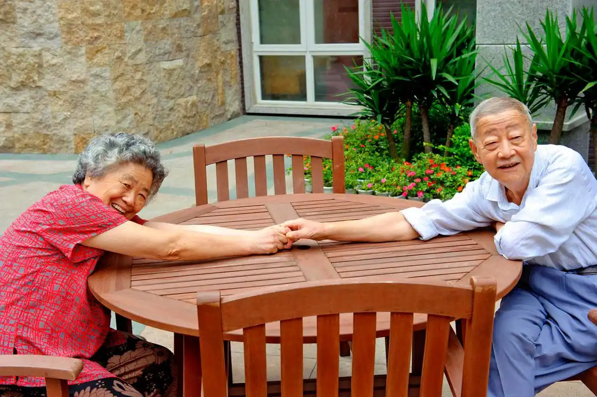 夫妻躺着的夫妻幸福婚姻幸福婚姻老夫妻老夫妇微笑亲吻高兴晚年幸福年