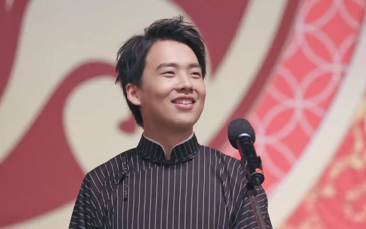 德云社少班主郭麒麟终于抱着郭德纲痛痛快快地哭了一回