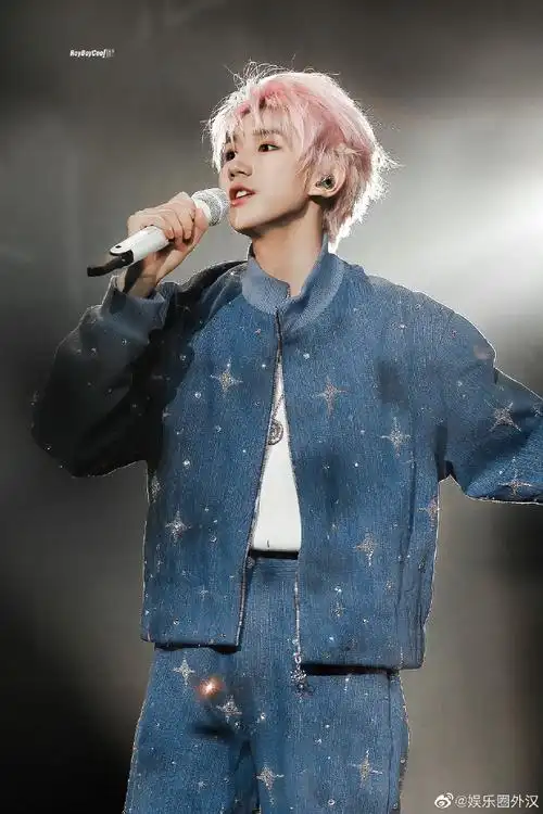 #王源预告过了一个城市一个发色##王源下场演唱会是白发吗#