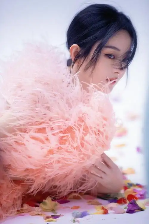 赵丽颖登《时尚芭莎》五月