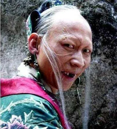 《神雕侠侣》中的裘千仞被男扮女装的李明表现地淋漓尽致.